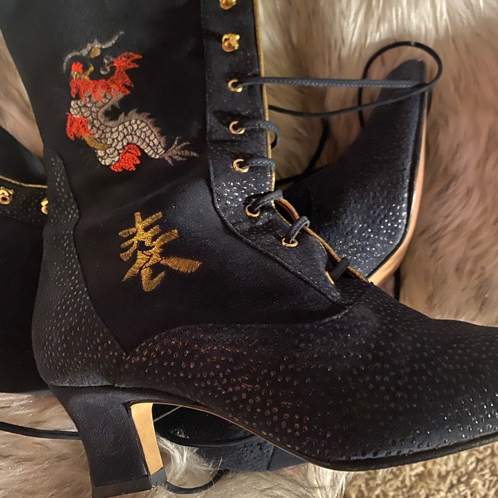 S by Serena boutique boots very pretty abs stylish they no longer fit.